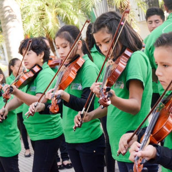 Participación del 'Coro y Orquesta Municipal de Cotoca' durante la presentación del Festival de Temporada este miércoles. Foto: Agencia Souza Infantas